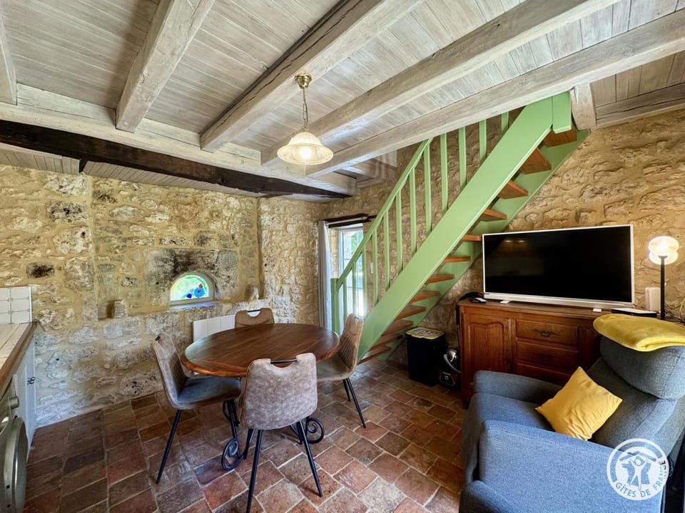 Séjour Authentique dans un Pigeonnier du XVIIe avec Internet et Animaux Acceptés - FR-1-616-101 House in Nouvelle-Aquitaine