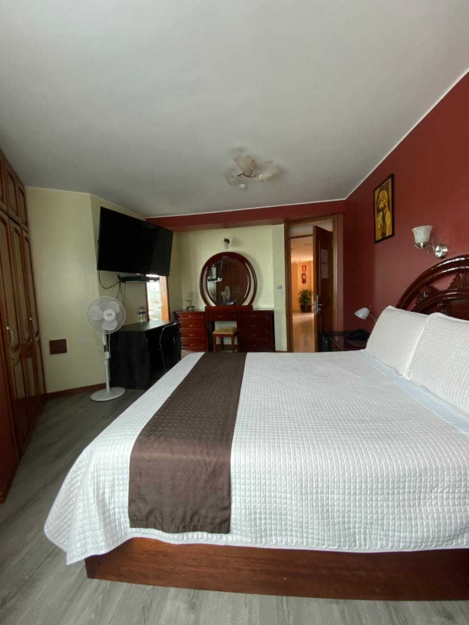 Bed, TV and multimedia, Photo of the whole room, Bedroom