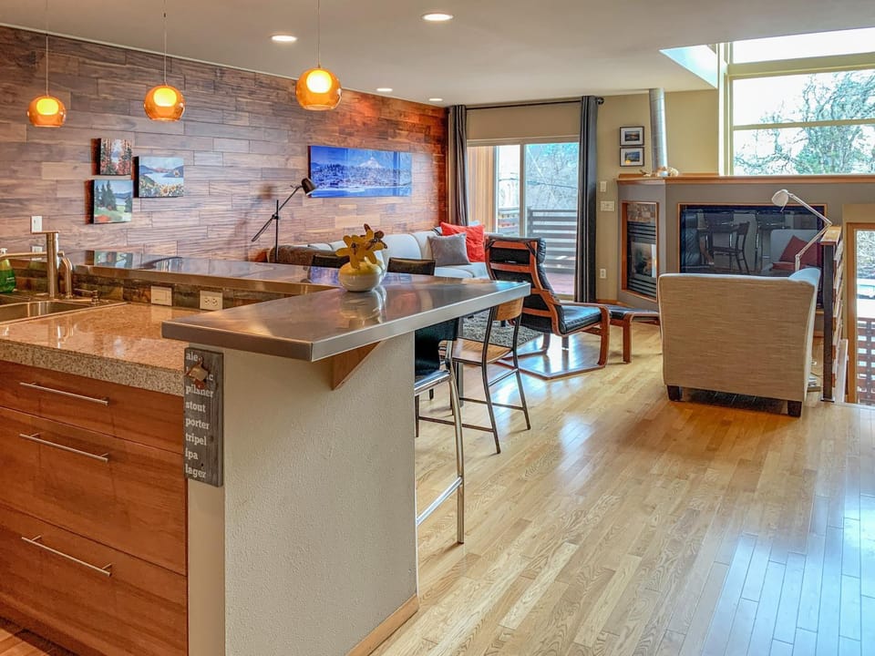 Urban Loft with BBQ on the Deck House in Hood River