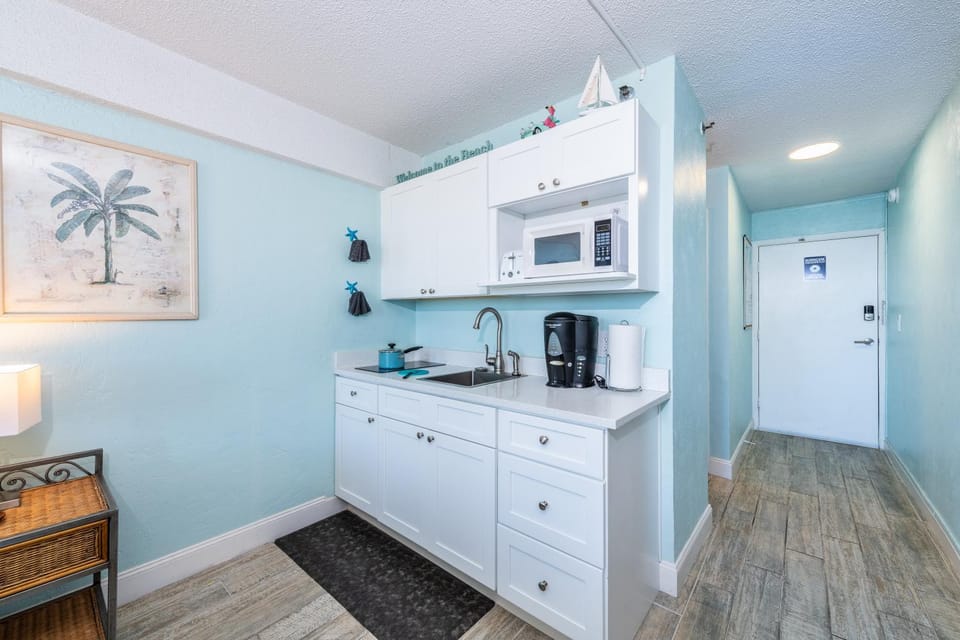 Kitchen or kitchenette, minibar, stove, toaster
