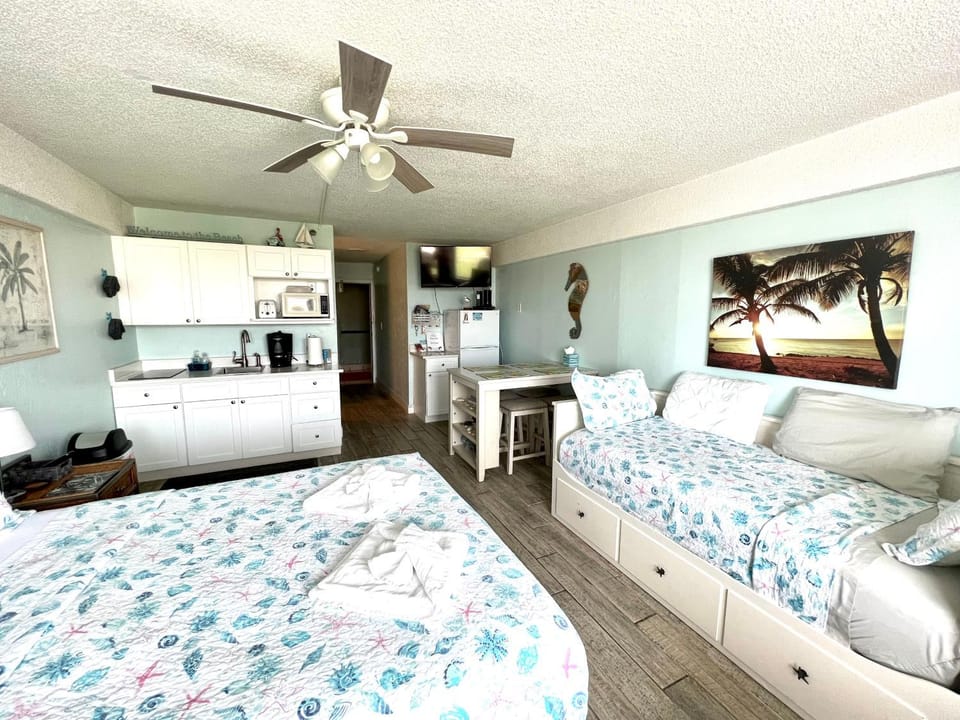 Bed, TV and multimedia, Kitchen or kitchenette, Photo of the whole room, Dining area, fireplace, minibar, kitchen