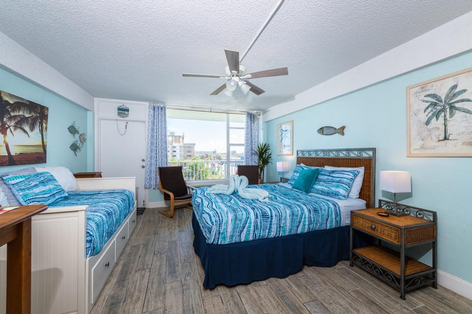 Bed, Photo of the whole room, Seating area, fireplace