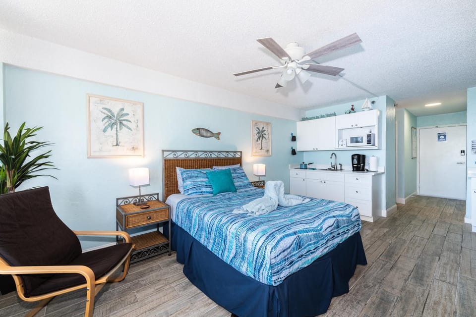 Bed, Photo of the whole room, fireplace
