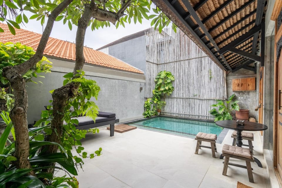 Day, Swimming pool