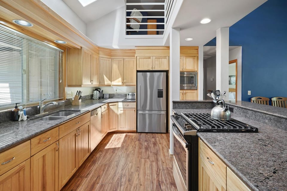 1 Colonial Private Family Vacation Home features Bikes to Explore Sunriver House in Sunriver