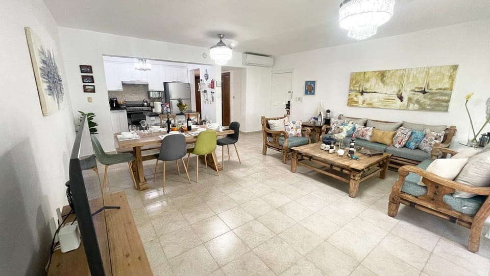 TV and multimedia, Kitchen or kitchenette, Living room, Dining area, fireplace, air conditioner