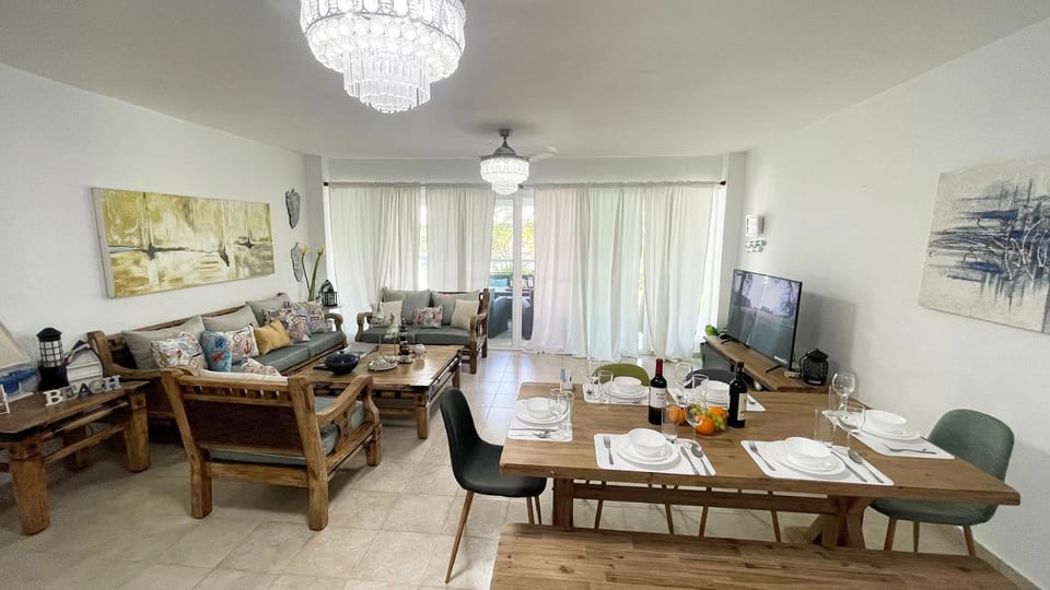Communal lounge/ TV room, TV and multimedia, Living room, Dining area