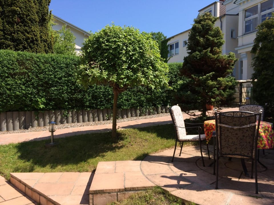 Facade/entrance, Area and facilities