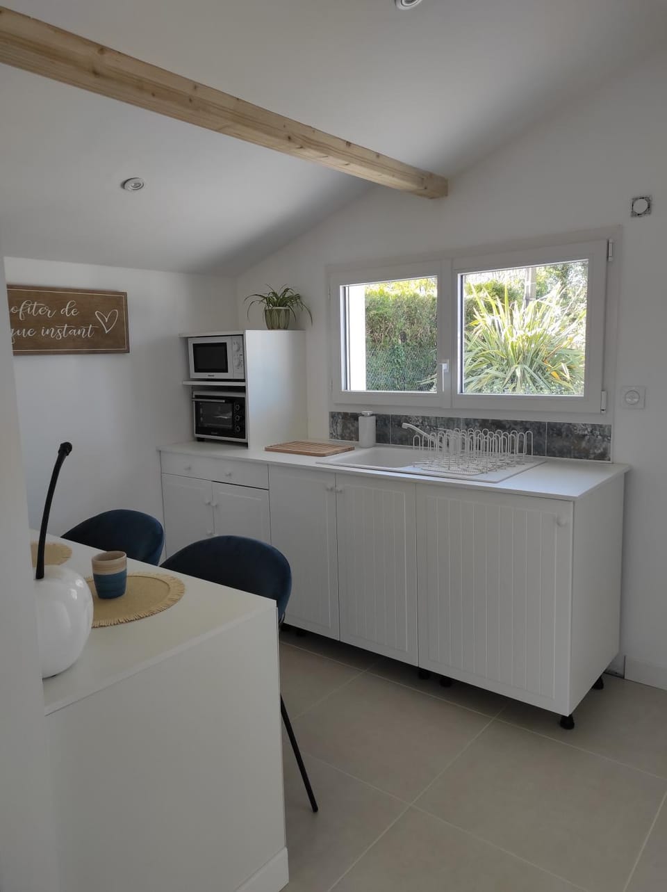 Coffee/tea facilities, Kitchen or kitchenette, microwave, oven