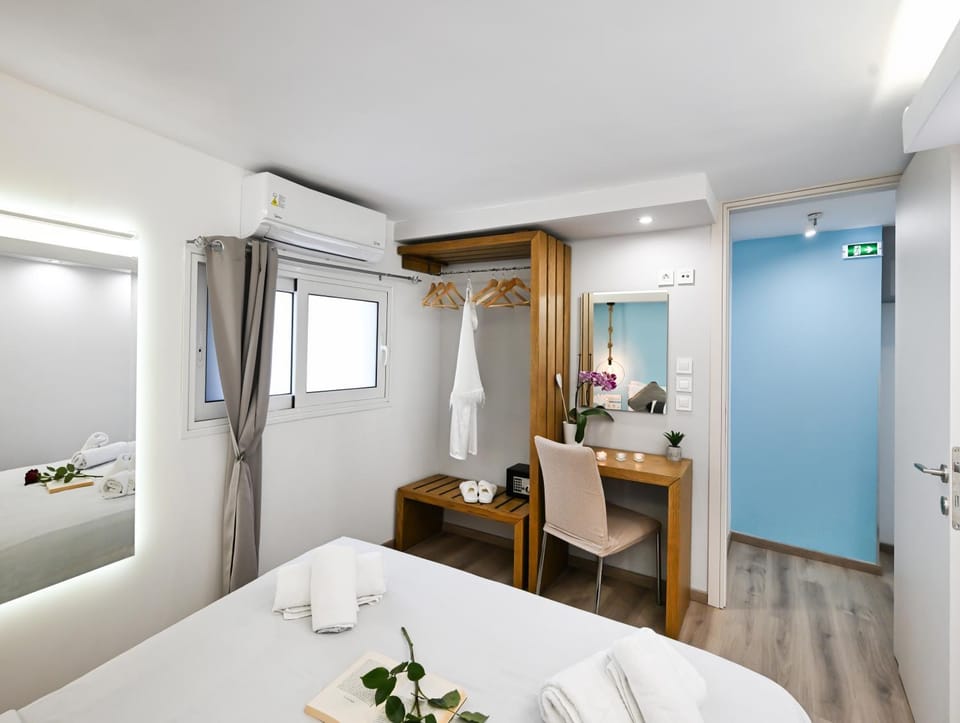 Bedroom, towels, wardrobe