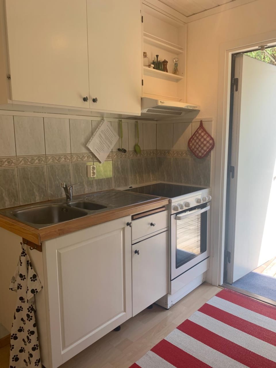 Mysigt boende i Åhus med egen ingång, terass, wifi, tvättmaskin & parkering! Apartment in Skåne County