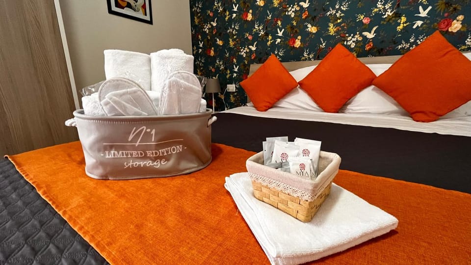 Bed, Bedroom, towels