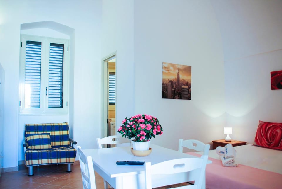 Bed, Dining area