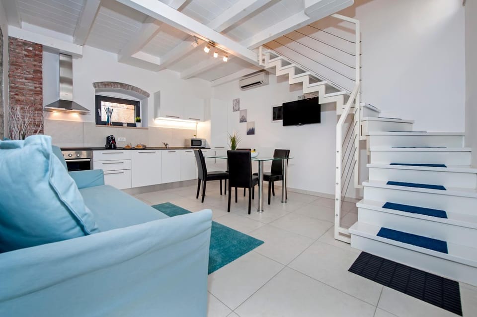 Kitchen or kitchenette, Living room