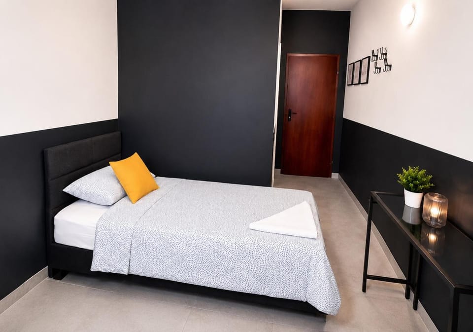 Grey Poznań Pokój z łazienką, Free Parking & Self Check-in Hostel in Poznan