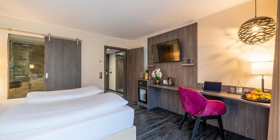 Photo of the whole room, Bedroom, minibar