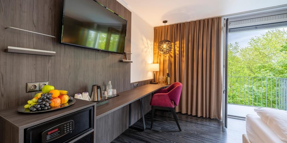 TV and multimedia, Photo of the whole room, Bedroom