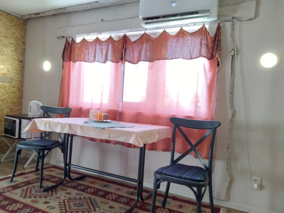 Living room, Seating area, Dining area, air conditioner