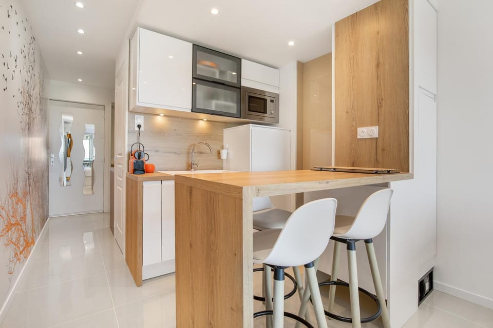 Kitchen or kitchenette, minibar, stove