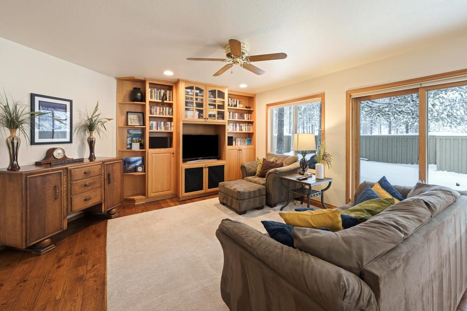 9 Hoodoo Home with XBOX 360 and Private Hot Tub House in Sunriver