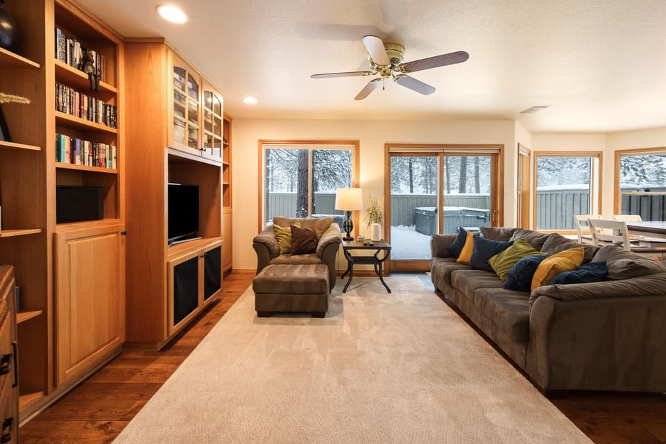 9 Hoodoo Home with XBOX 360 and Private Hot Tub House in Sunriver