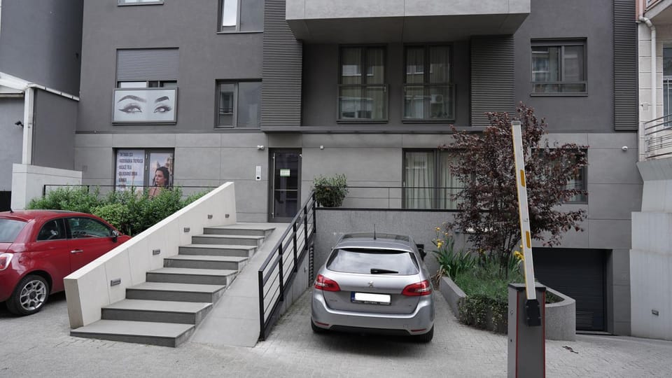 Property building, Facade/entrance, Balcony/Terrace, Parking