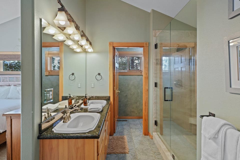 2 Sarazen Home with Hot Tub and BBQ on the Deck, Close to Woodlands Golf Course House in Sunriver