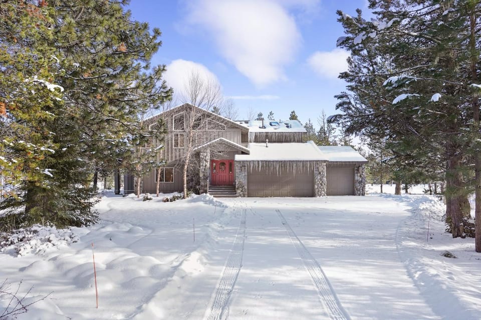 2 Sarazen Home with Hot Tub and BBQ on the Deck, Close to Woodlands Golf Course House in Sunriver
