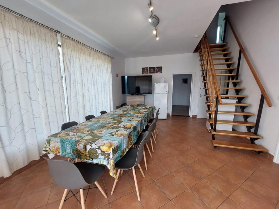 Communal lounge/ TV room, Photo of the whole room, Dining area