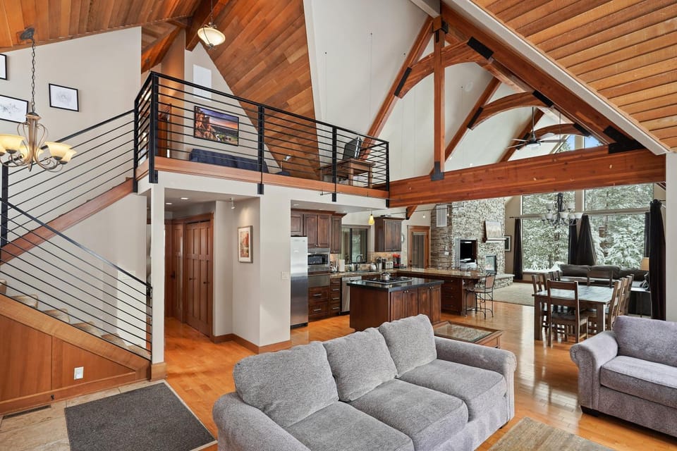8 Mt Baker Home with Hot Tub House in Sunriver