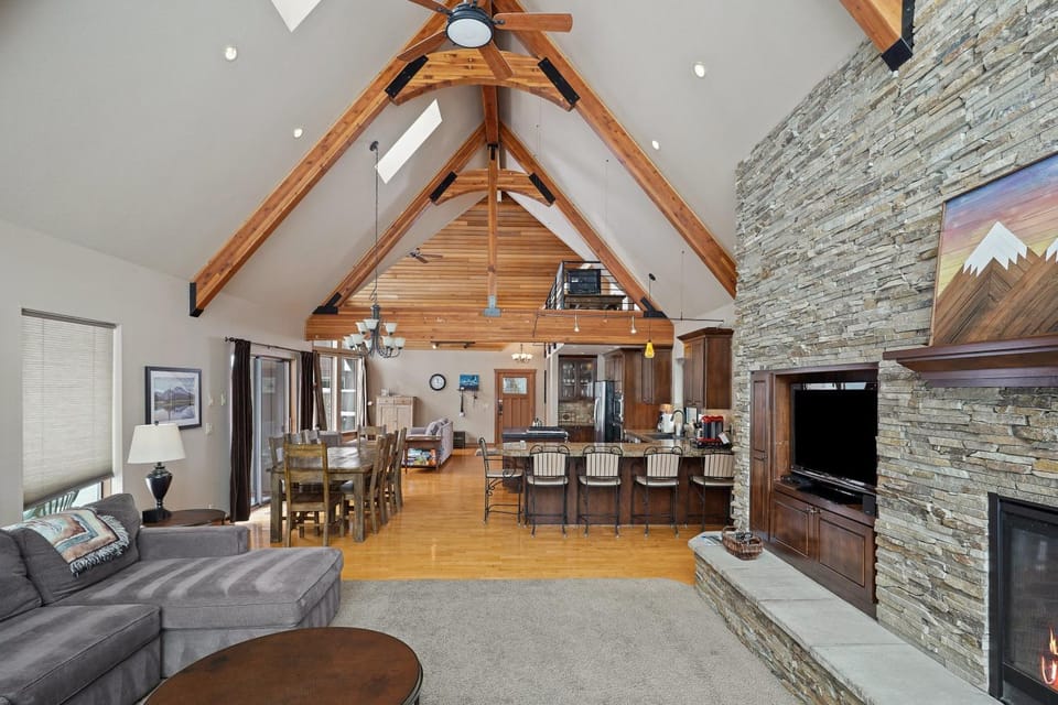 8 Mt Baker Home with Hot Tub House in Sunriver