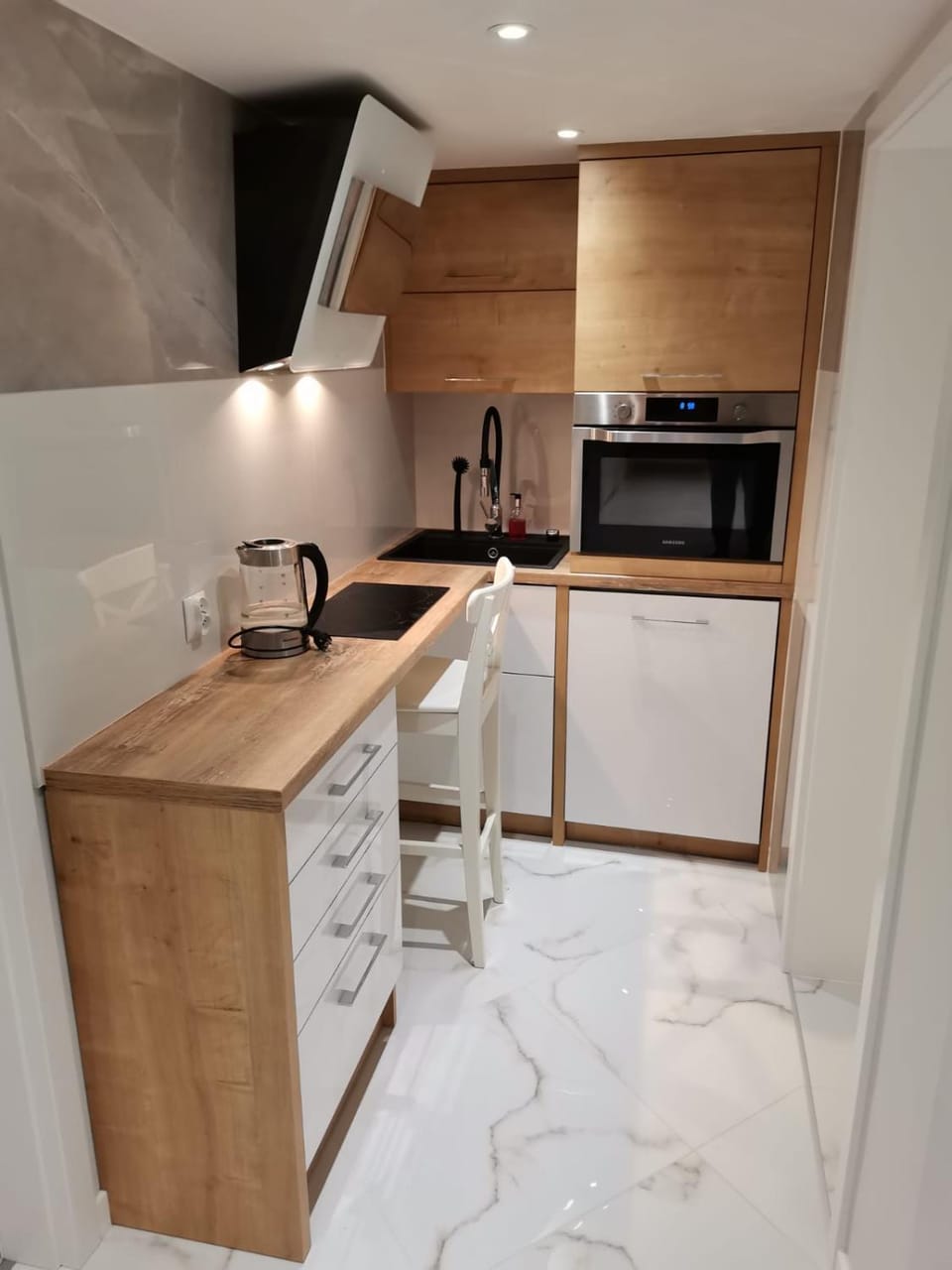 Coffee/tea facilities, Kitchen or kitchenette, minibar, stove