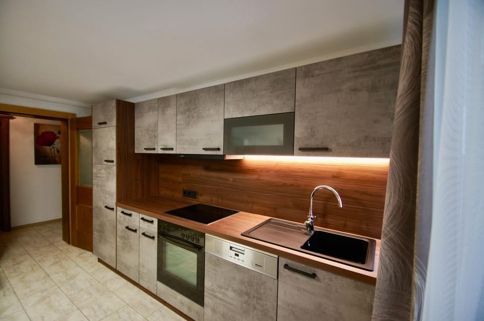 Kitchen or kitchenette, pet friendly, stove