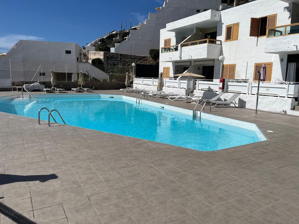 Swimming pool, sunbed