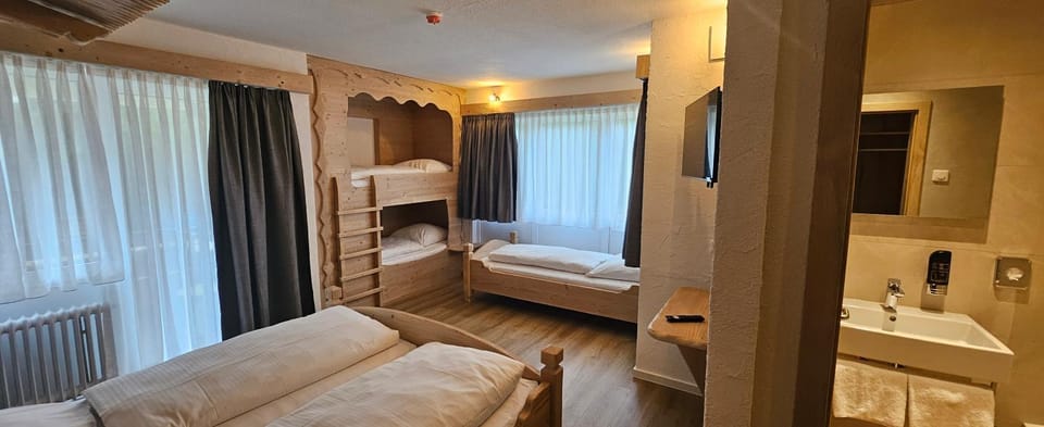 Bed, Bathroom, TV and multimedia, Photo of the whole room, Bedroom, bunk bed