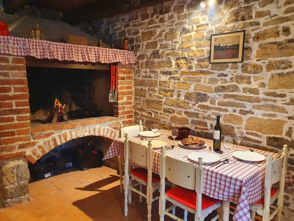 Food and drinks, Seating area, Dining area, Food, fireplace