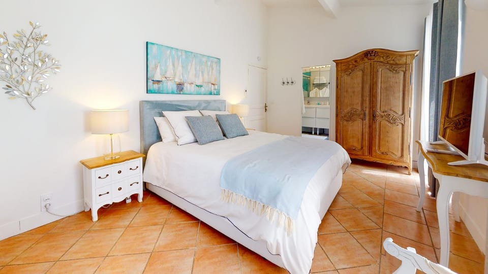 Bed, TV and multimedia, Bedroom, wardrobe
