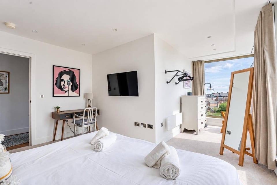 Bed, TV and multimedia, Bedroom