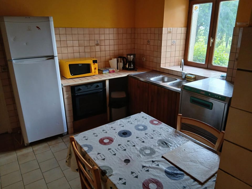 Kitchen or kitchenette, Internal: Not applicable to any particular room