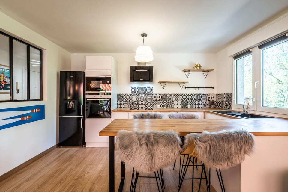 Kitchen or kitchenette, Dining area