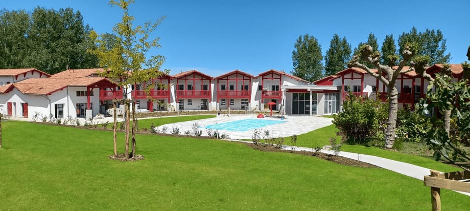 Property building, Garden, Swimming pool
