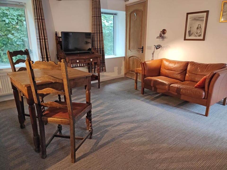 TV and multimedia, Living room, Seating area, Dining area