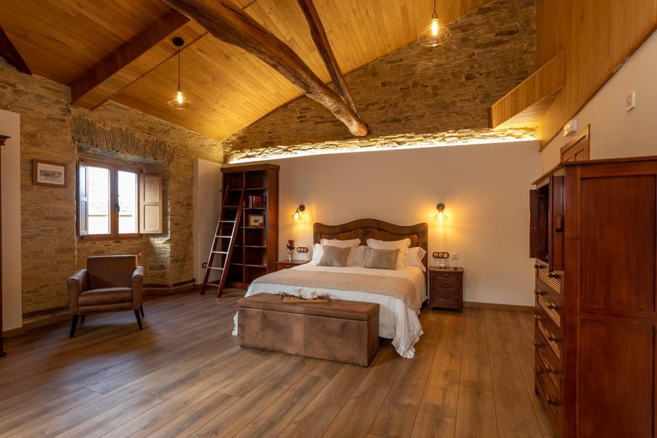 Bed, Coffee/tea facilities, Photo of the whole room, Decorative detail, Bedroom, wardrobe