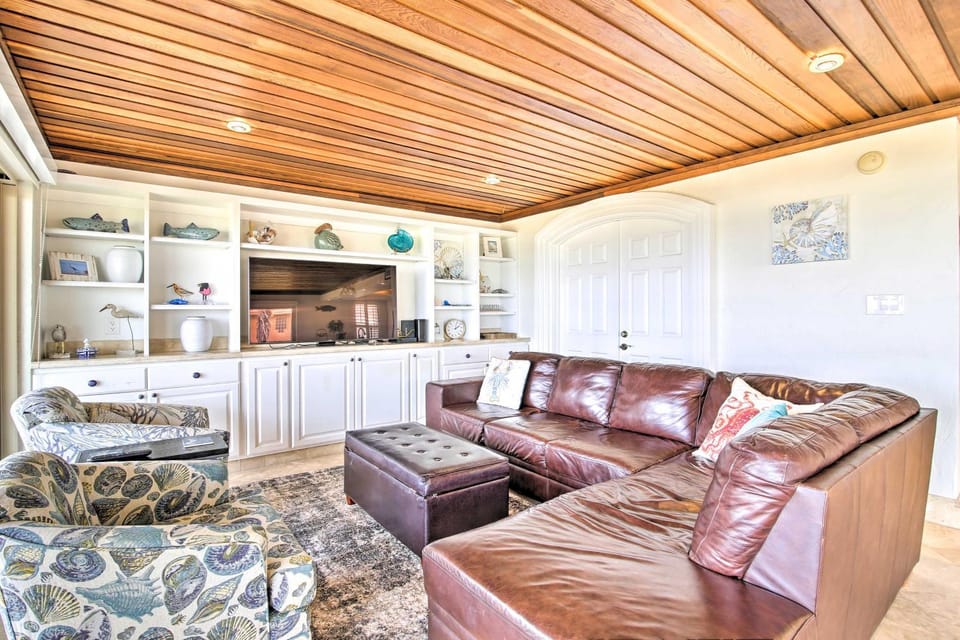 Modern Beachfront Condo w/ Pool & Beach Access! House in South Padre Island