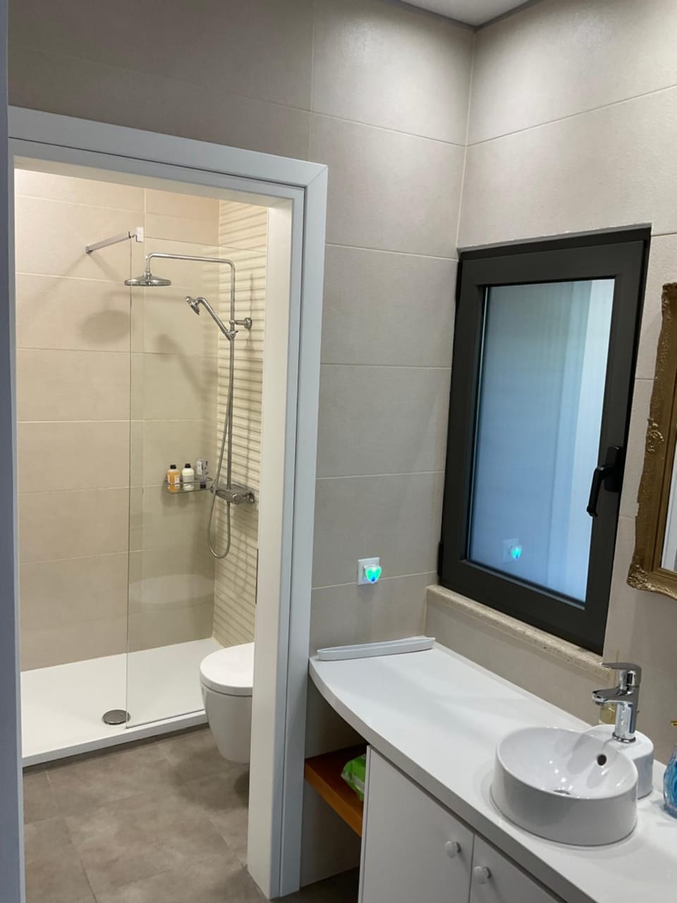 Shower, Toilet, Bathroom, towels