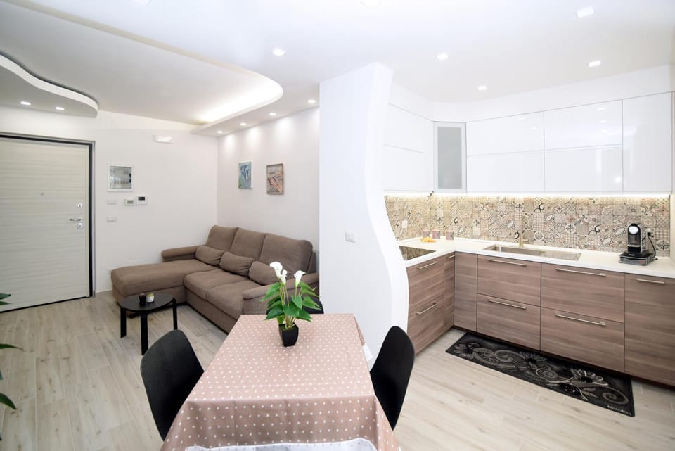 Kitchen or kitchenette, Living room, Seating area, Dining area, Communal kitchen