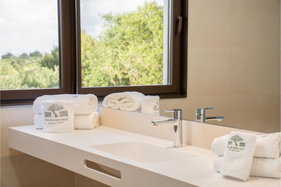 Bathroom, Decorative detail, Garden view, Facility for disabled guests