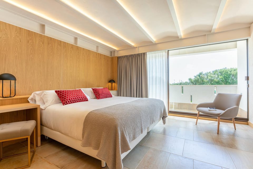 Bed, Photo of the whole room, Decorative detail, Bedroom, Garden view, Facility for disabled guests