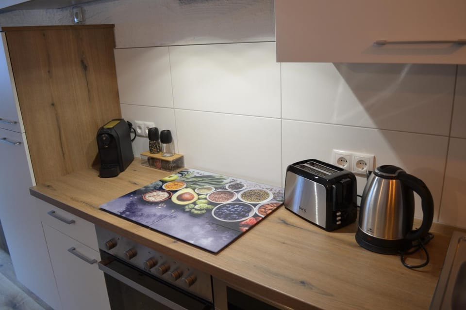 Coffee/tea facilities, Kitchen or kitchenette, Food, stove, toaster
