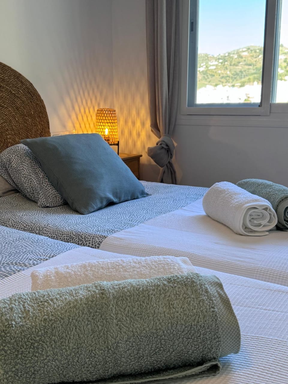 Bed, Bedroom, towels